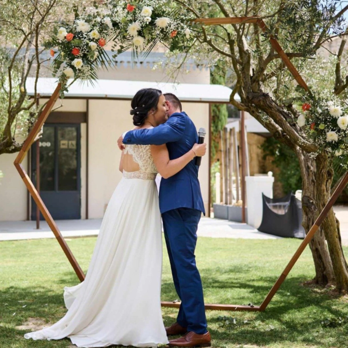 Location arche en bois hexagonale la fabrique a souvenirs.webp