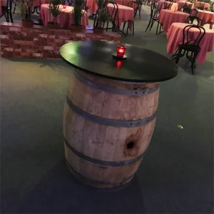 mange debout tonneaux bois la fabrique a souvenirs.webp