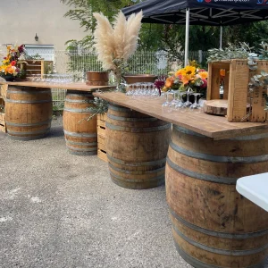 table rustique tonneaux plateau bois la fabrique a souvenirs.webp