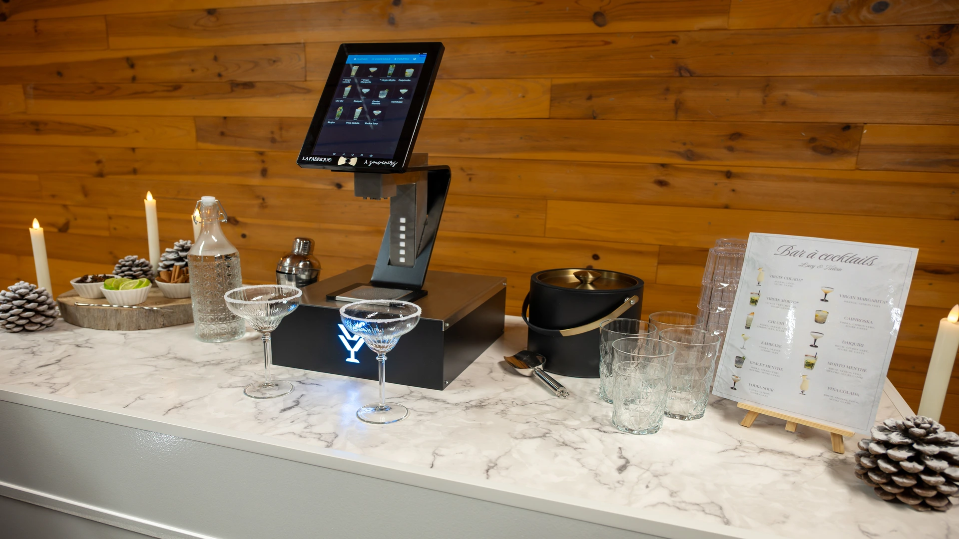 Bar blanc marbre et bois avec une machine automatique pour faire des cocktails