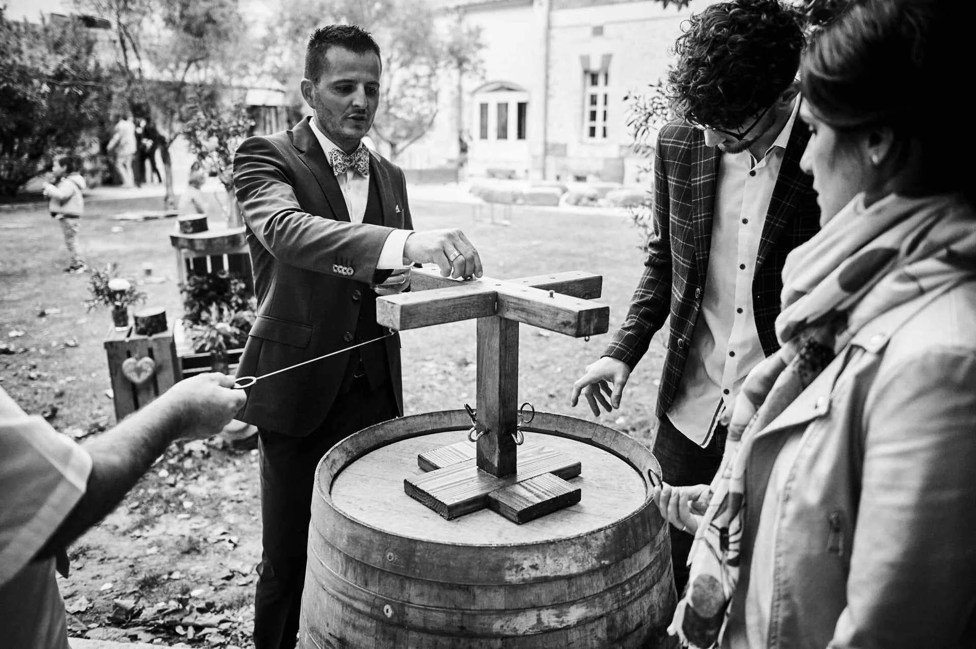 Marié et invités qui jouent à des jeux en bois pour le mariage