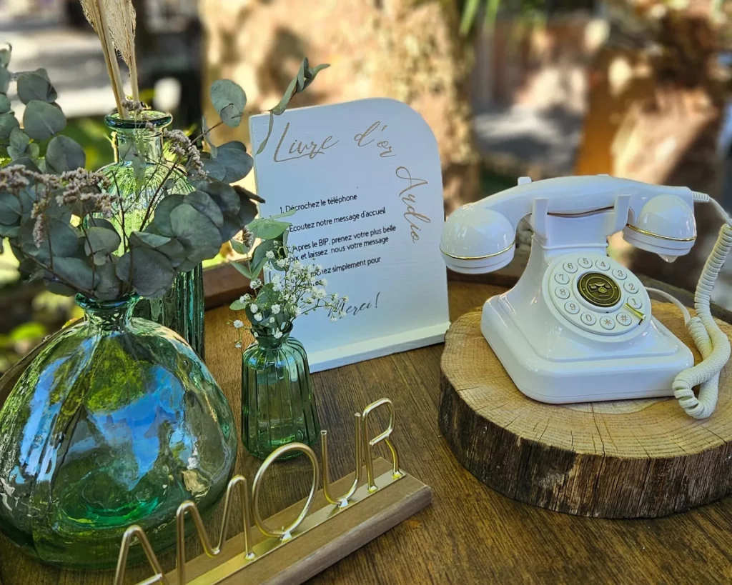 Livre d'or audio mariage avec décoration sur un tonneau en extérieur