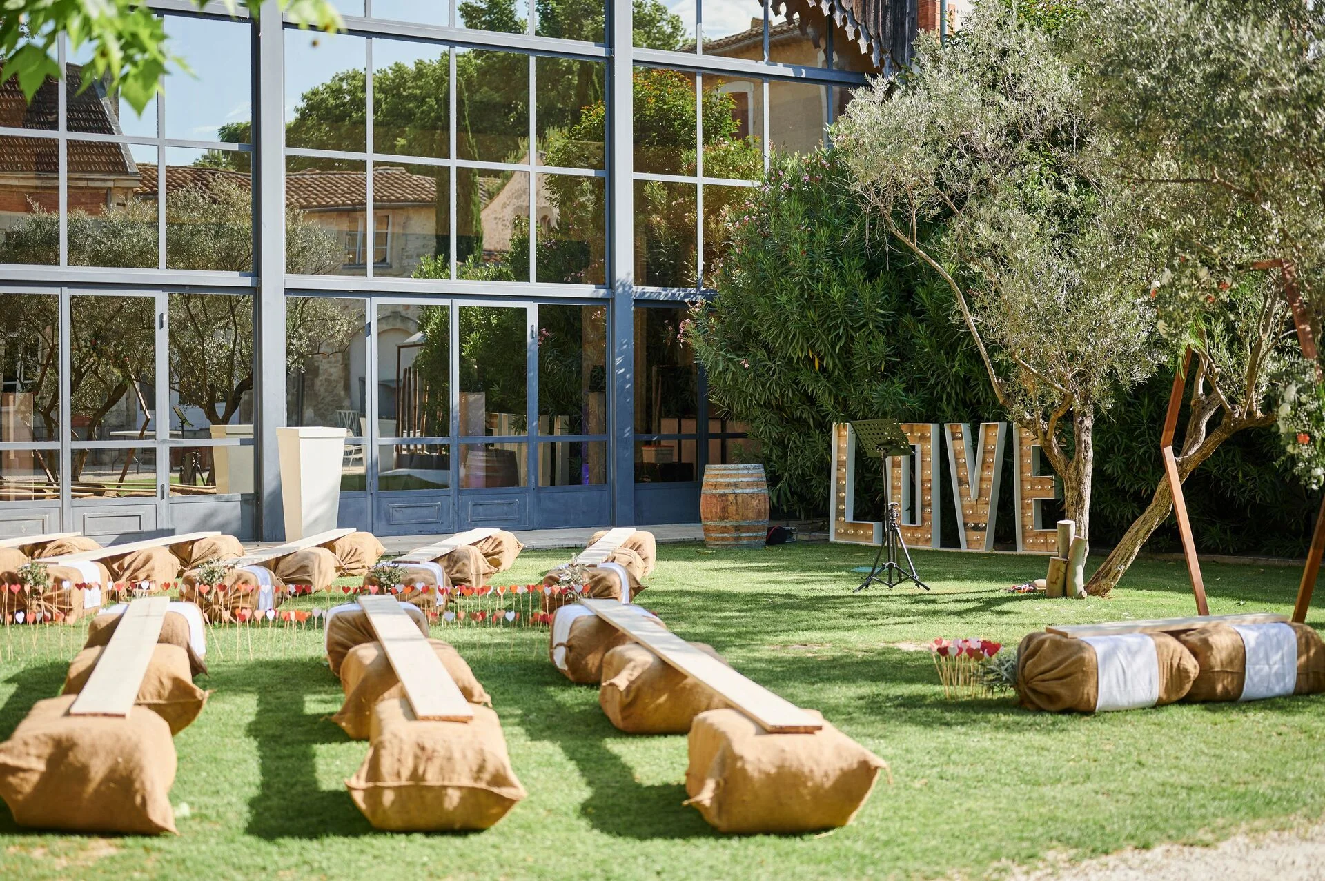 Mobilier de cérémonie laïque style champêtre pour mariage en extérieur