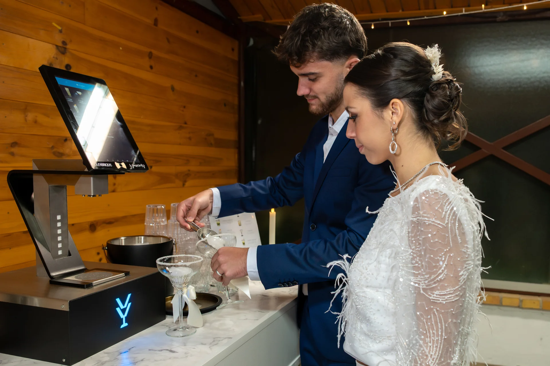 Machine à cocktails automatique qui prépare des boissons pour un couple de mariés