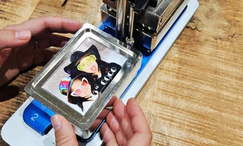 Fabrication de magnets en direct pour cadeau personnalisé invité. Mains qui sont en train de faire le magnet en live